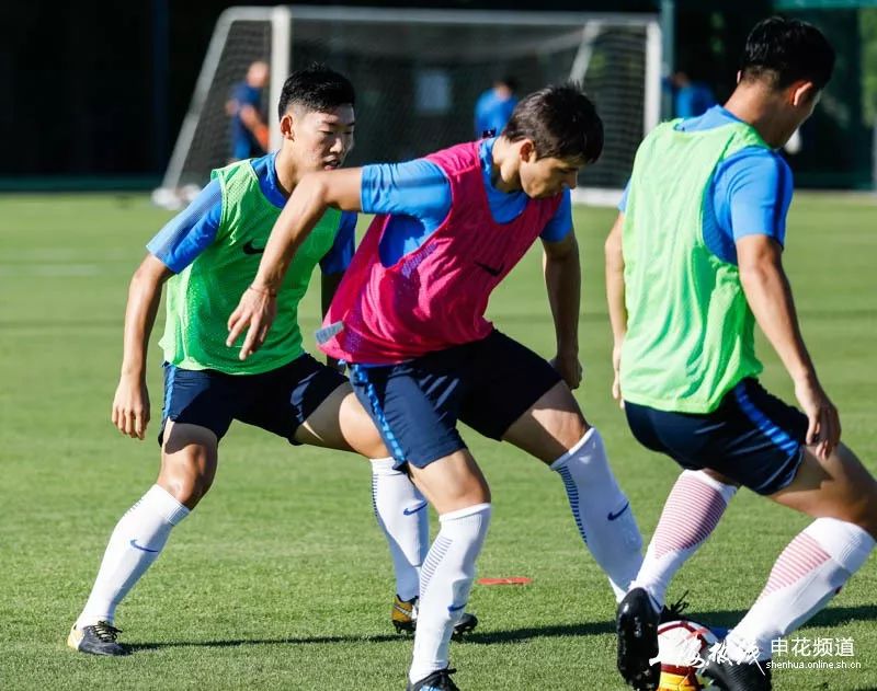 ayxsport-上海申花训练开放日；窗口期扳平良机引欢呼；欧冠在即；更衣室氛围转暖的简单介绍