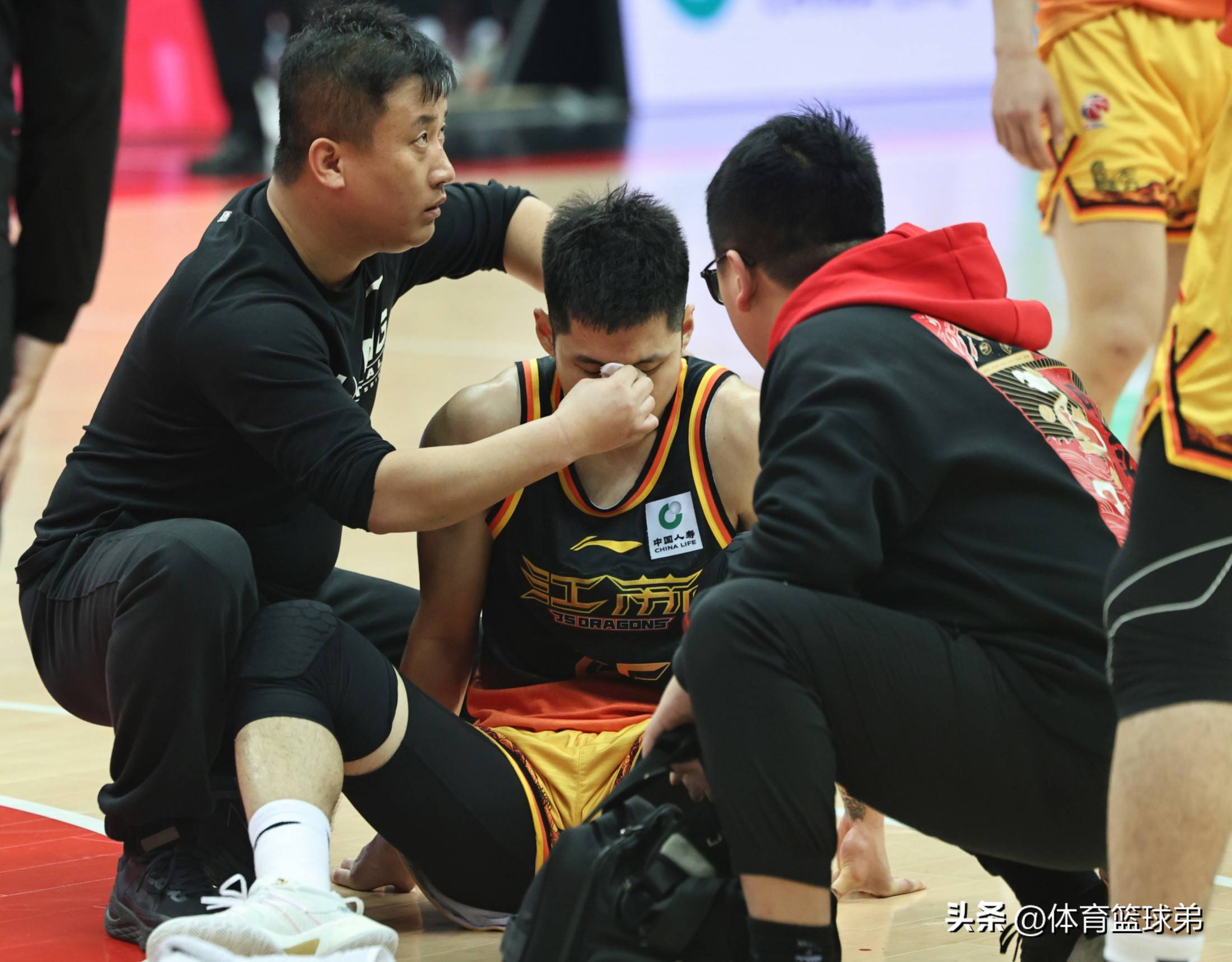 爱游戏体育-关于武汉三镇发布备战花絮，赛后强势反弹，NBA常规赛任务艰巨，身体对抗强度拉满的信息